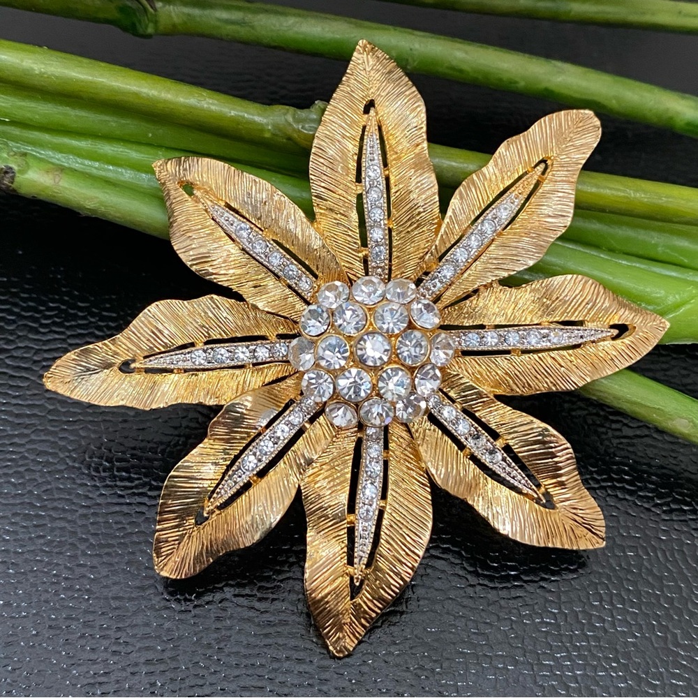 Vintage Unsigned Gold-tone Rhinestones Flower Brooch